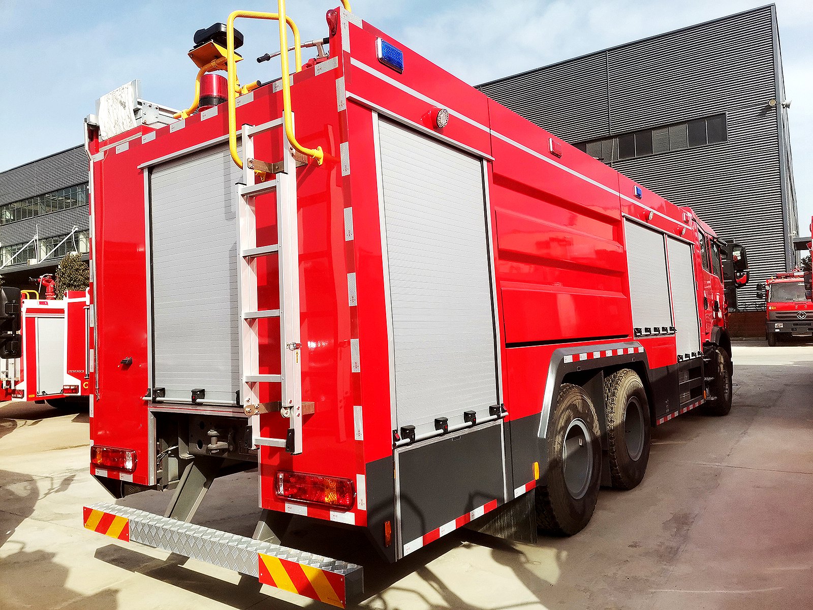 豪沃后雙橋干粉泡沫聯用消防車