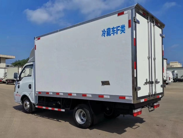 東風汽油后雙輪冷藏車