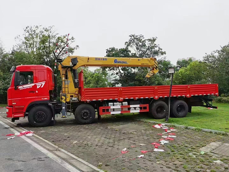 東風(fēng)專(zhuān)底D7前四后八隨車(chē)吊