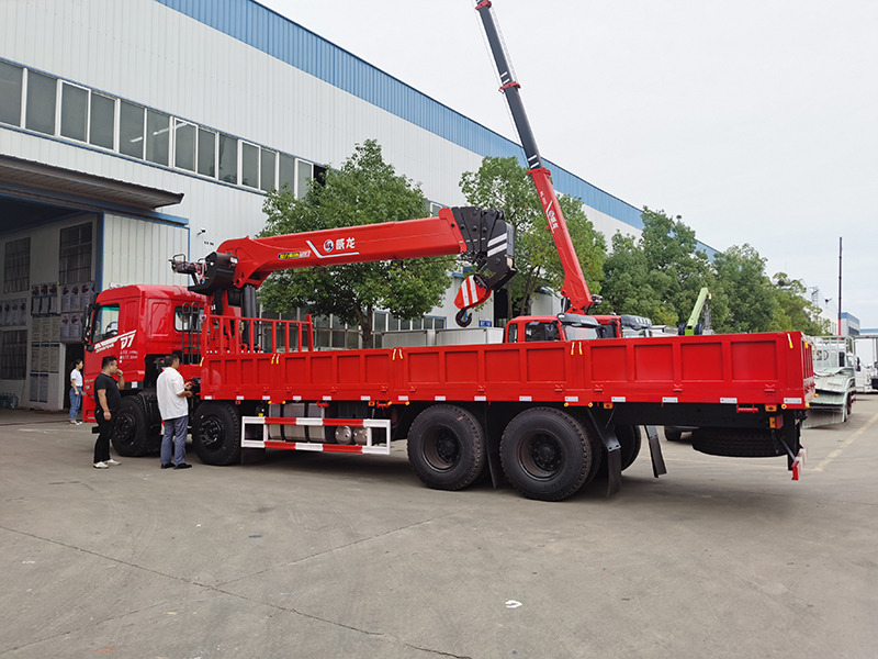 東風(fēng)專(zhuān)底D7前四后八隨車(chē)吊