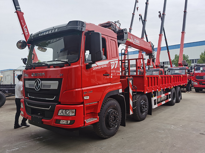 東風(fēng)專(zhuān)底D7前四后八隨車(chē)吊