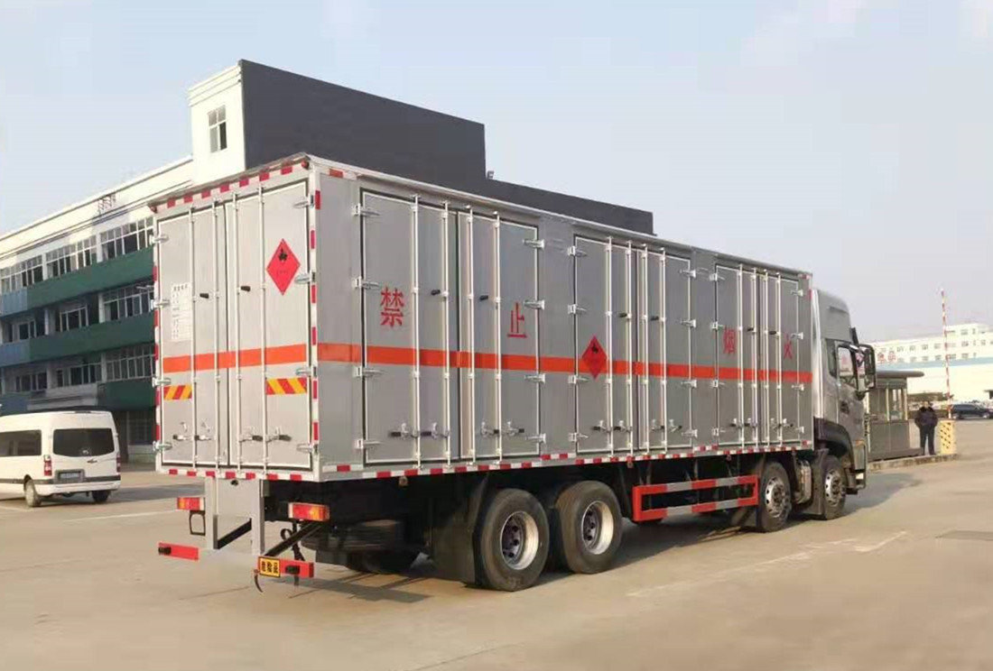 東風天龍 9.6米易燃氣體廂式運輸車